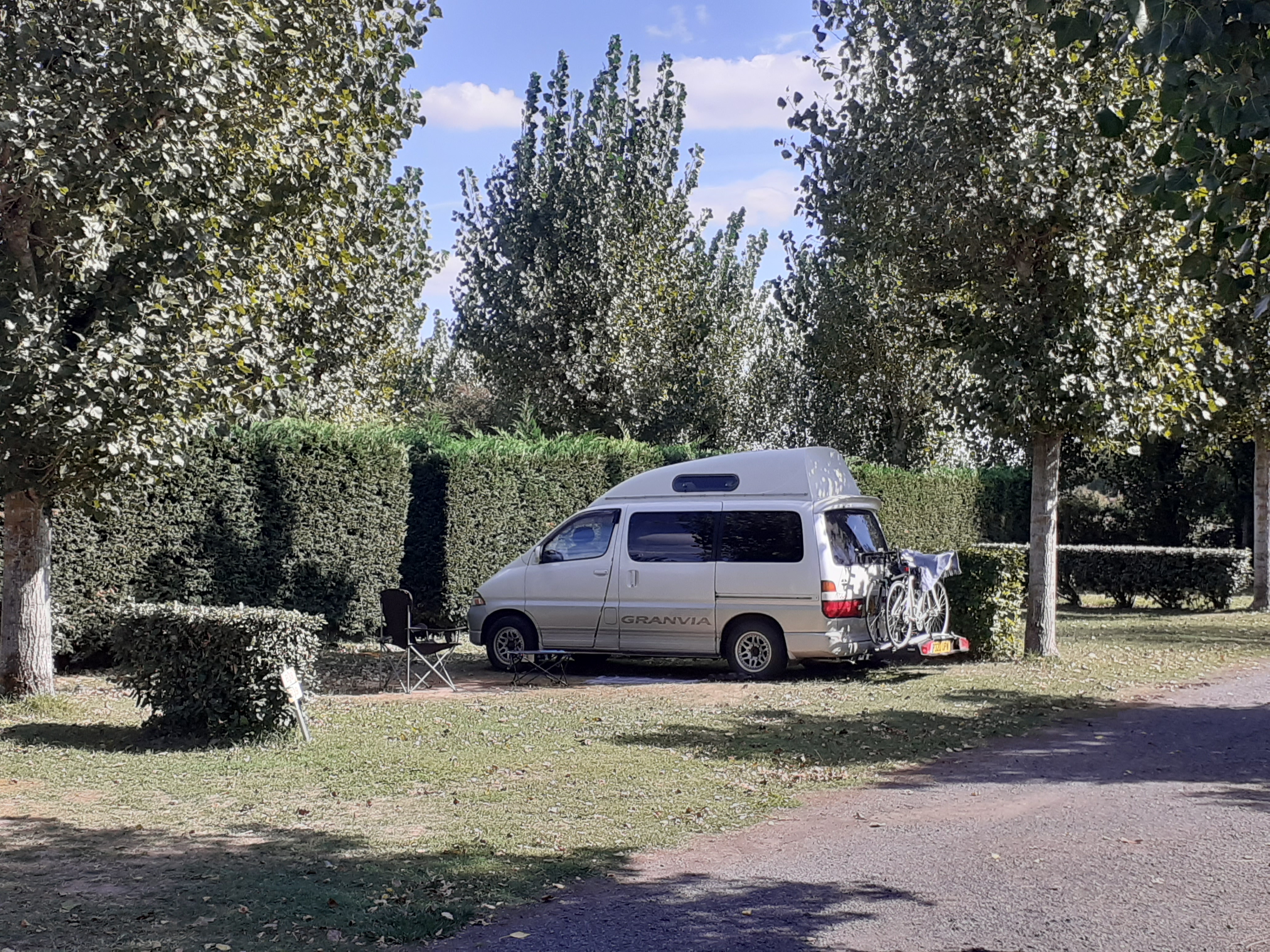 Emplacement camping car  – de 7m50 (1 vehicule, eau, electricité , évacuation eaux usées inclus) 1/2 Pers.