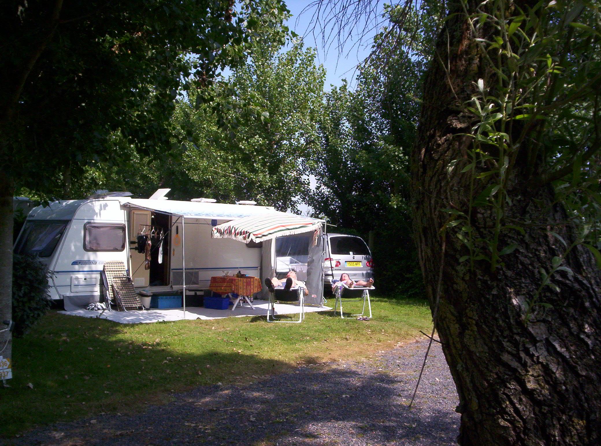 Emplacement caravane – de 7m50 (1 vehicule, eau, electricité , évacuation eaux usées) 1/2 Pers.