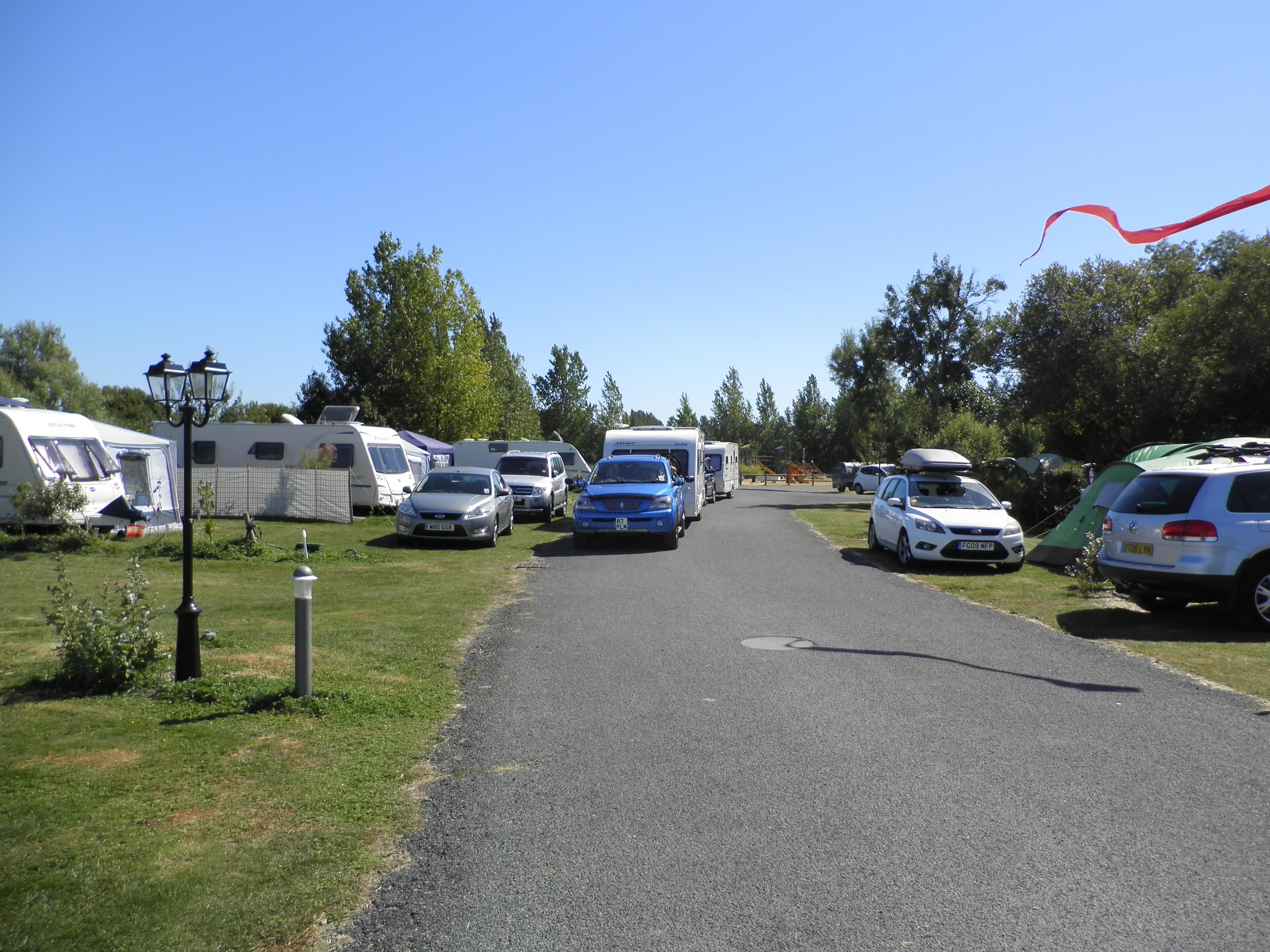 Pitch caravan – 7.50 m  (water, electricity, drain, 2 people and 1 vehicle) 1/2 Ppl. 1/2 Ppl.