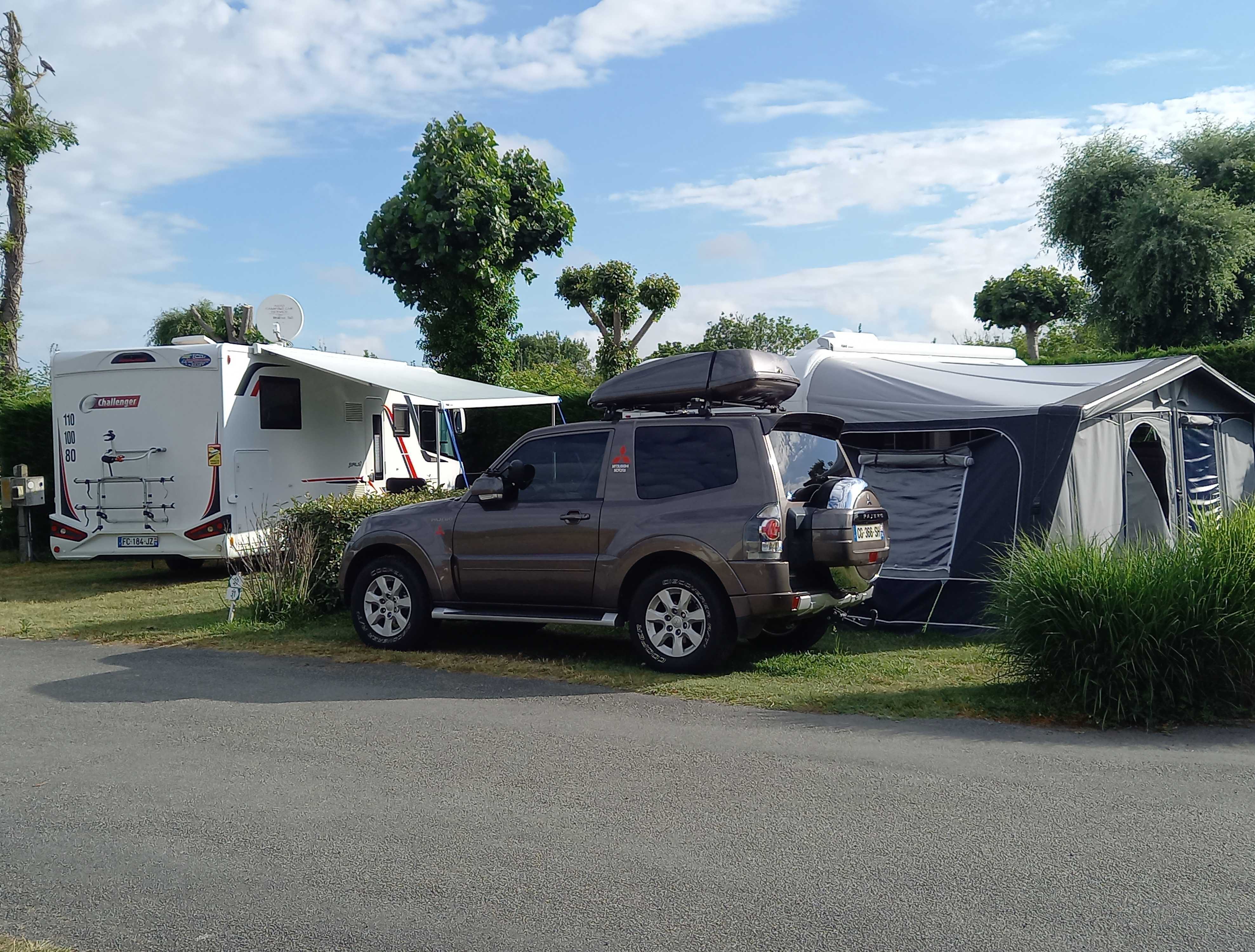 Emplacement camping car  – de 7m50 (1 vehicule, eau, electricité , évacuation eaux usées inclus) 1/2 Pers.