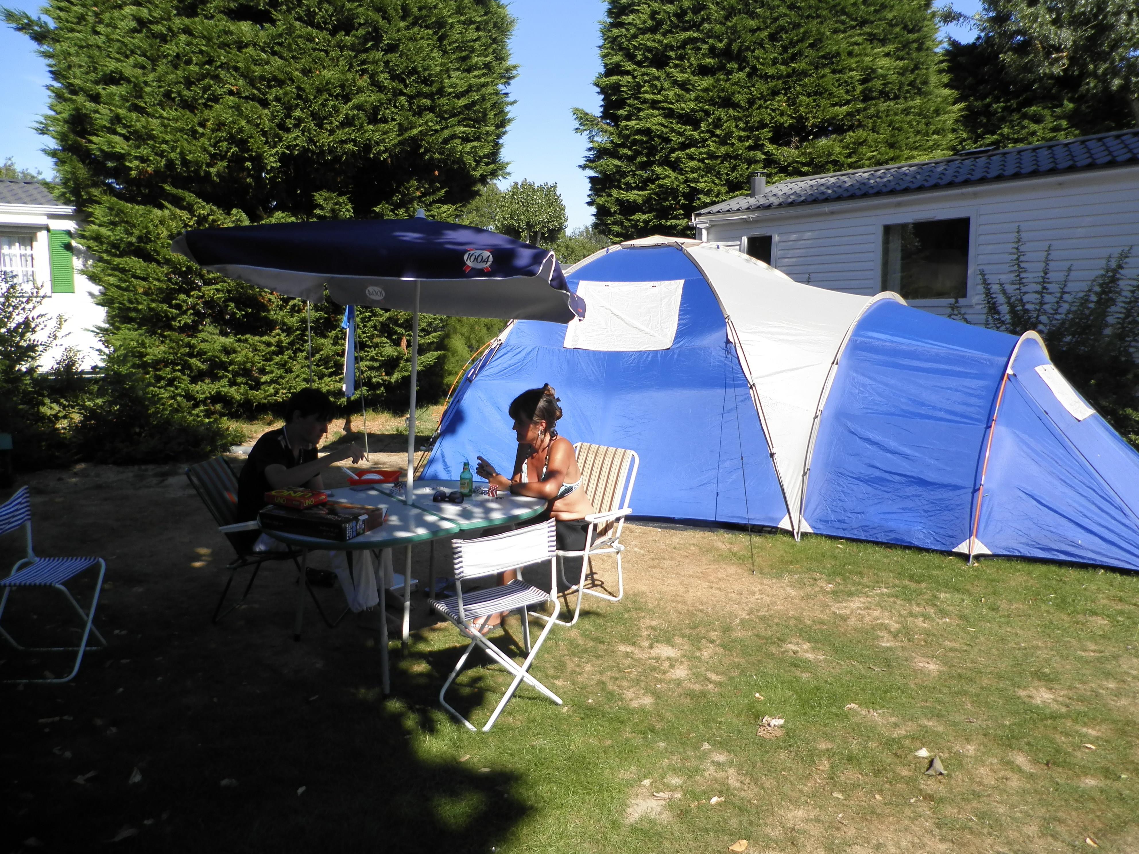Pitch tent or trailer tent – 7.50 m  (water, electricity, 2 people and 1 vehicle) 1/2 Ppl. 1/2 Ppl.