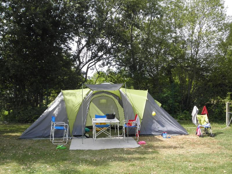 Pitch tent or trailer tent – 7.50 m  (water, electricity, 2 people and 1 vehicle) 1/2 Ppl. 1/2 pers.