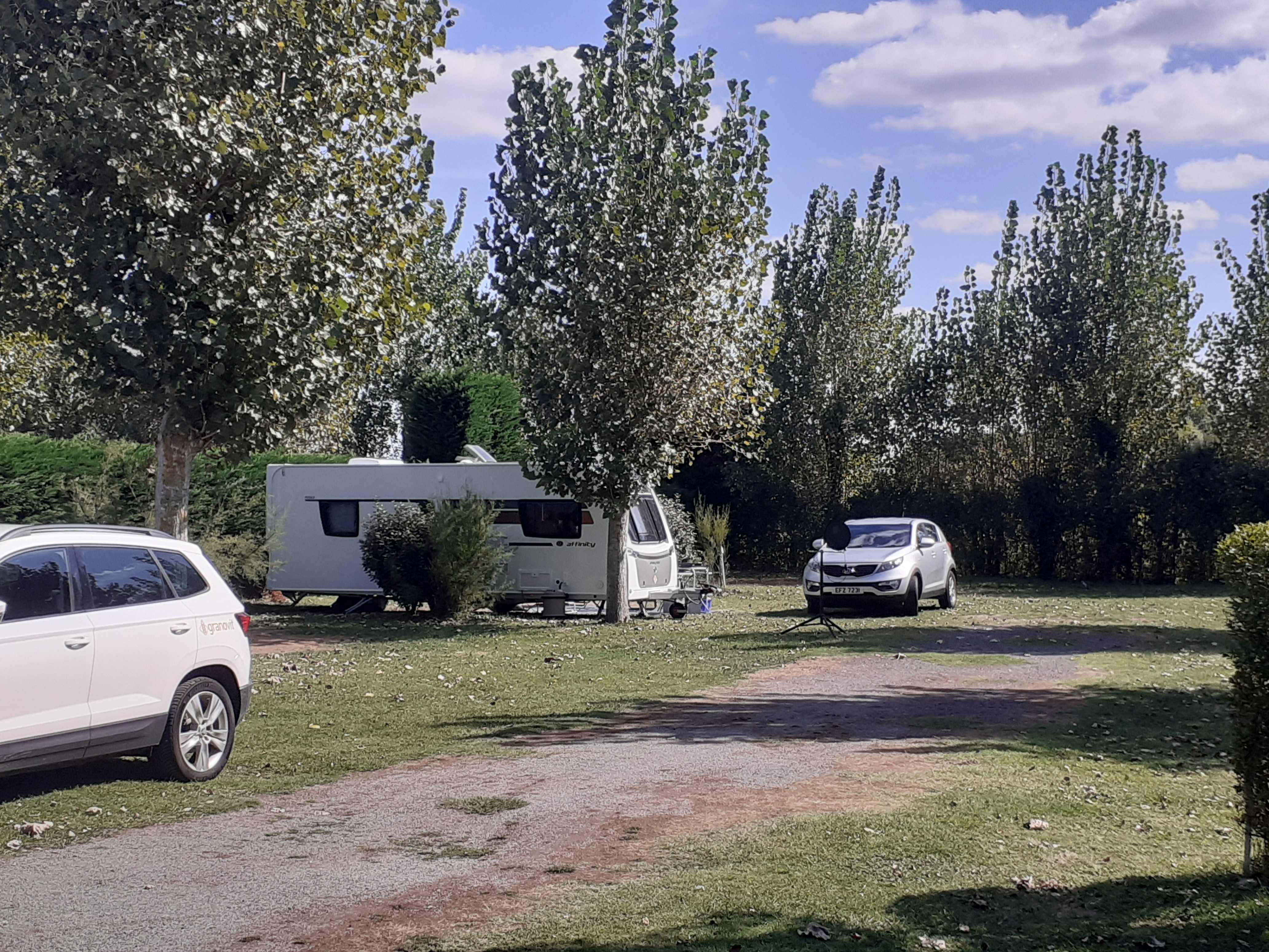 Pitch caravan – 7.50 m  (water, electricity, drain, 2 people and 1 vehicle) 1/2 Ppl. 1/2 pers.