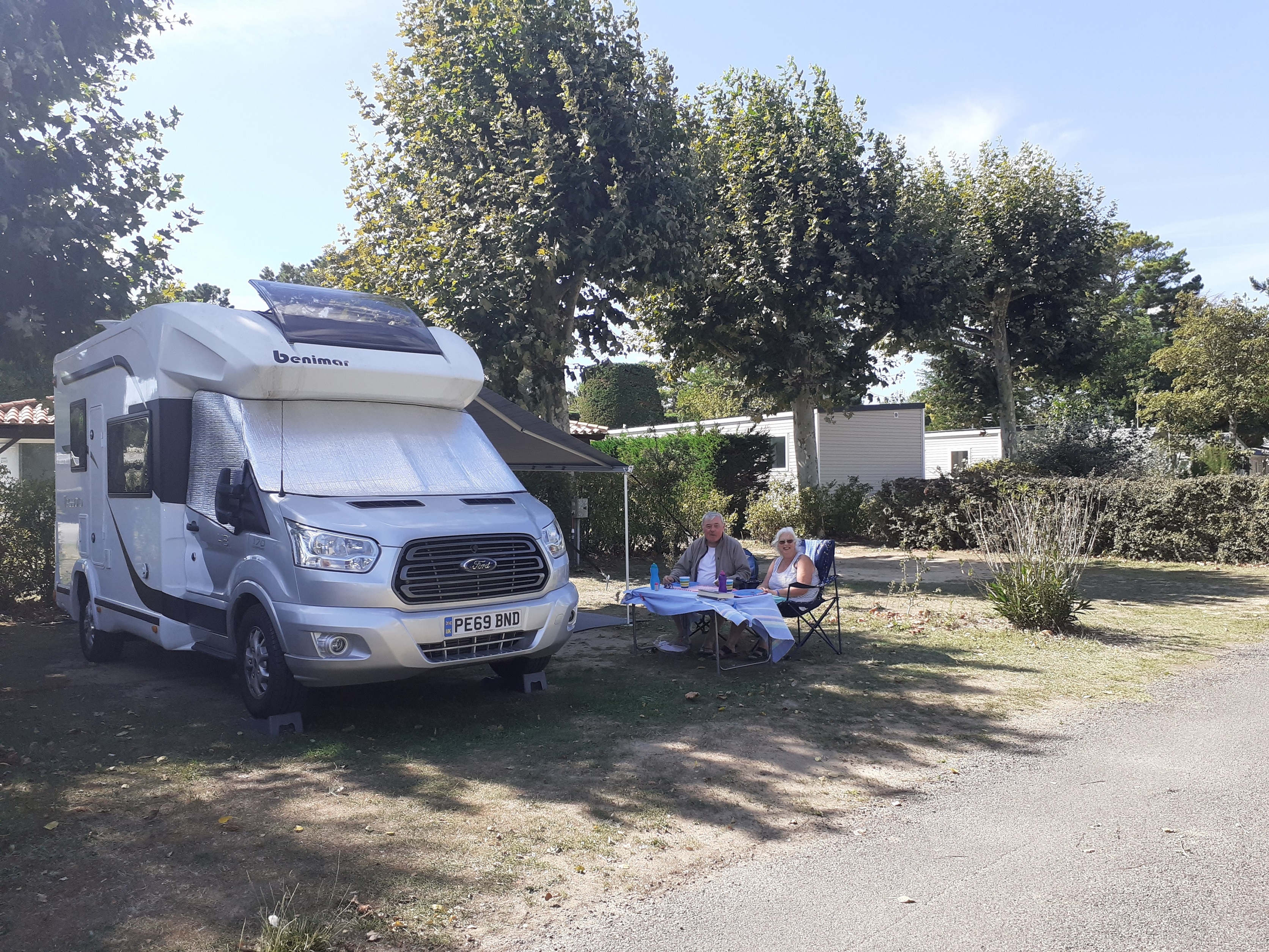 Pitch camper van  – 7.50 m  (water, electricity, drain, 2 people and 1 vehicle) 1/2 Ppl. 1/2 Ppl.
