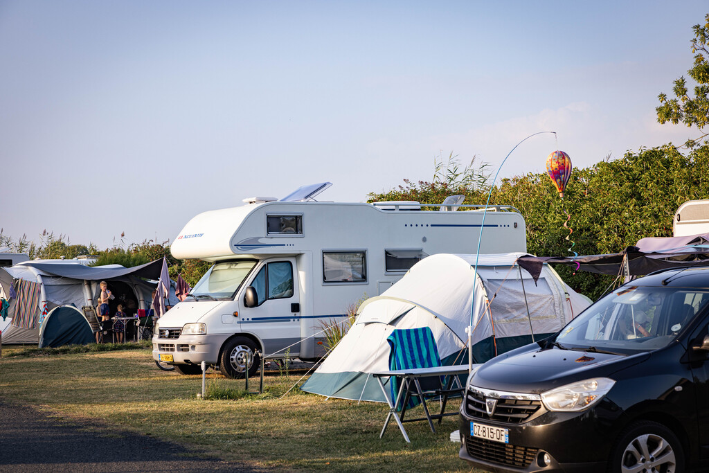 Emplacement tente ou caravane pliante – de 7m50 (eau, electricité, 1 véhicule ) 1/2 Pers.