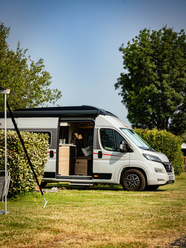Emplacement camping-car – de 7m50 (1 véhicule, eau, electricité, évacuation eaux usées inclus) 1/2 Pers.