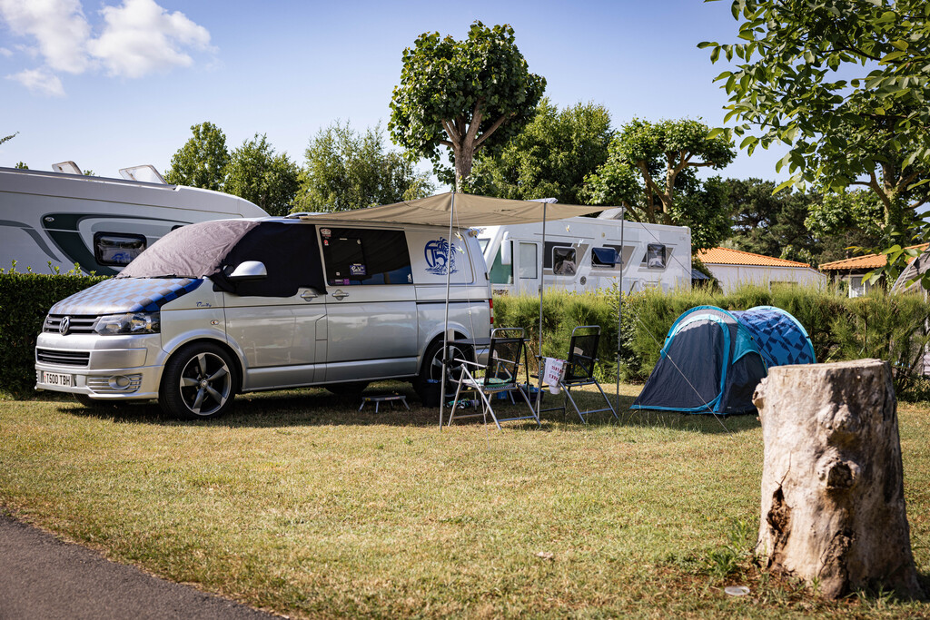 Emplacement camping-car – de 7m50 (1 véhicule, eau, electricité, évacuation eaux usées inclus) 1/2 Pers.