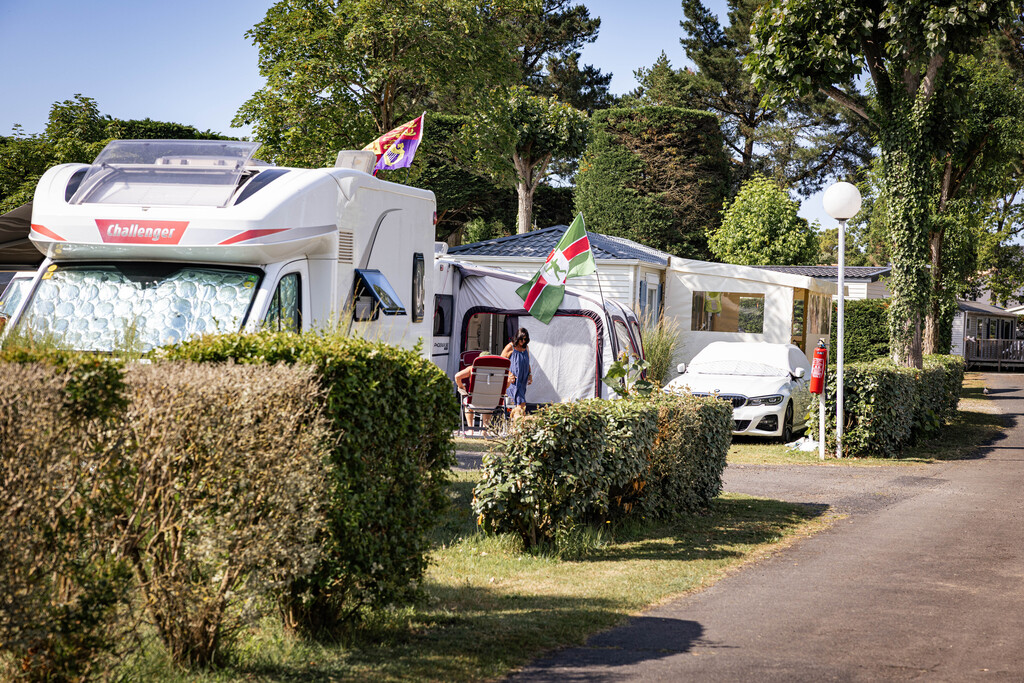 Emplacement camping car + de 7m50 (1 vehicule, eau, electricité , évacuation eaux usées inclus) 1/2 Pers.
