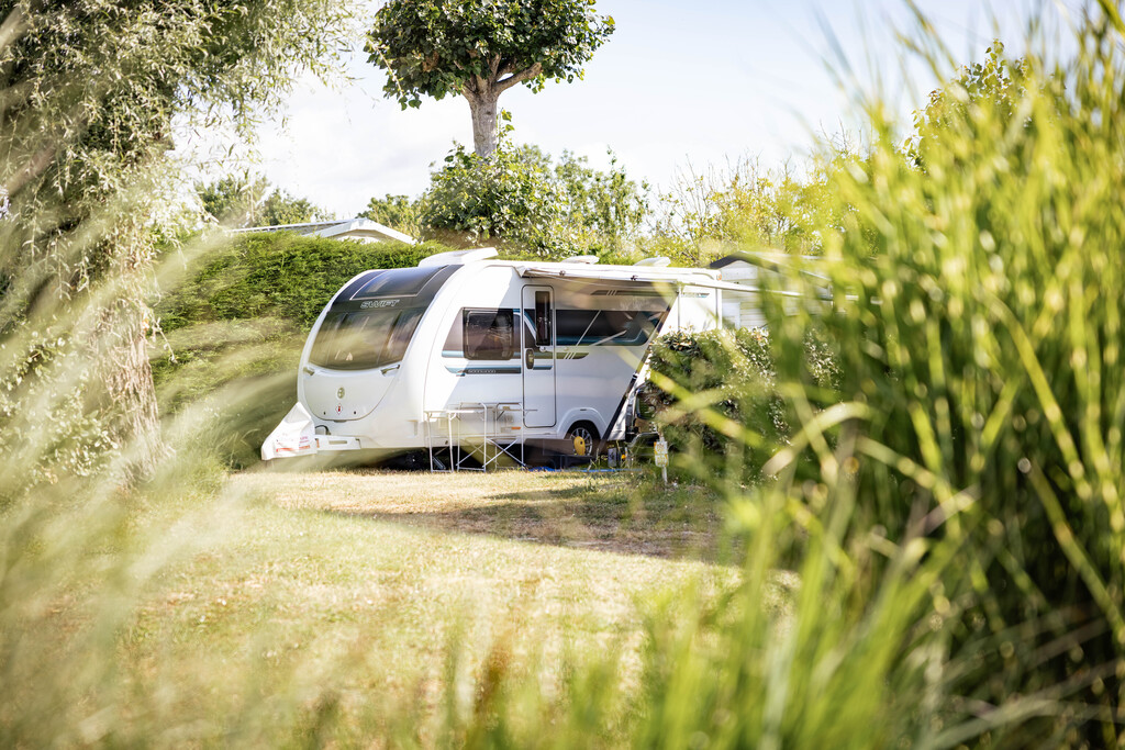 Emplacement caravane + de 7m50 (1 vehicule, eau, electricité, évacuation eaux usées) 1/2 Pers.