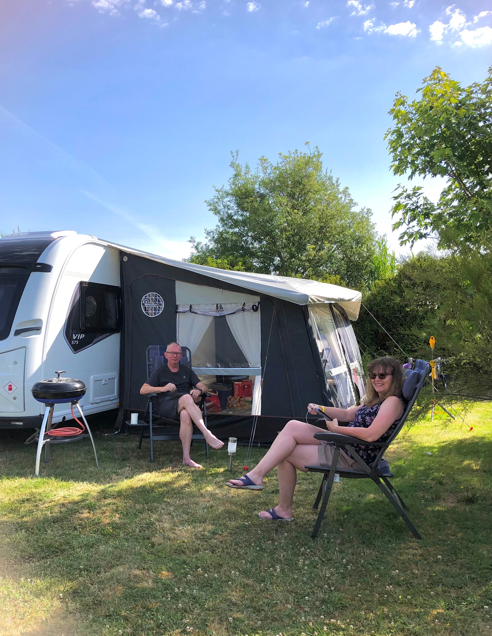 Emplacement caravane – de 7m50 (1 véhicule, eau, electricité, évacuation eaux usées) 1/2 Pers.