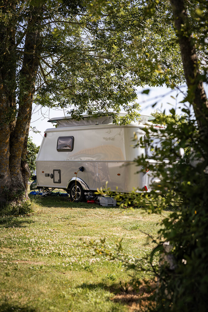 Emplacement caravane – de 7m50 (1 véhicule, eau, electricité, évacuation eaux usées) 1/2 Pers.