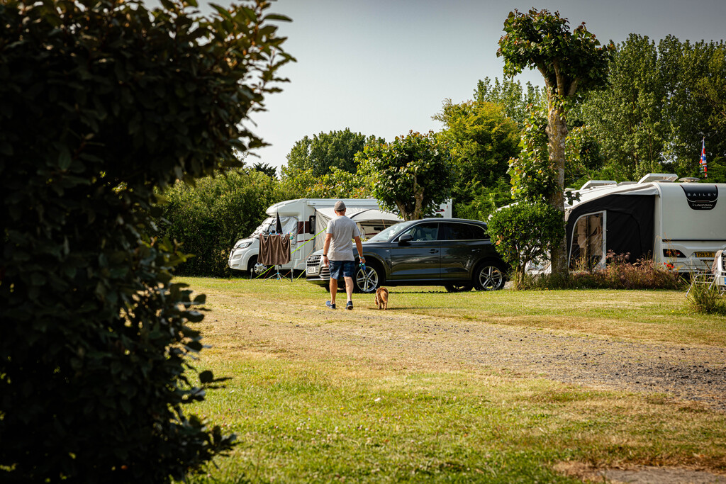 Emplacement caravane + de 7m50 (1 vehicule, eau, electricité, évacuation eaux usées) 1/2 Pers.