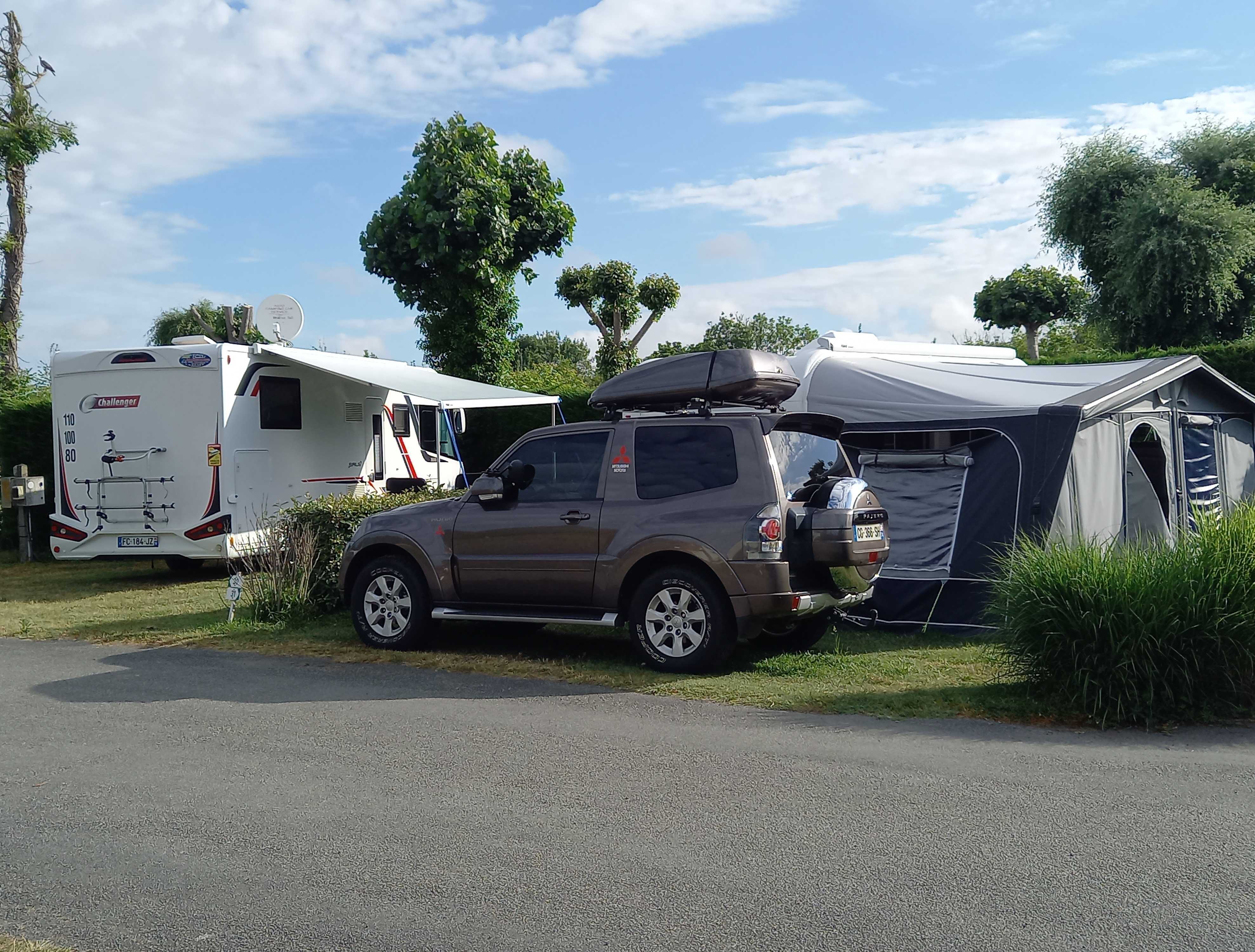 Emplacement caravane – de 7m50 (1 véhicule, eau, electricité, évacuation eaux usées) 1/2 Pers.