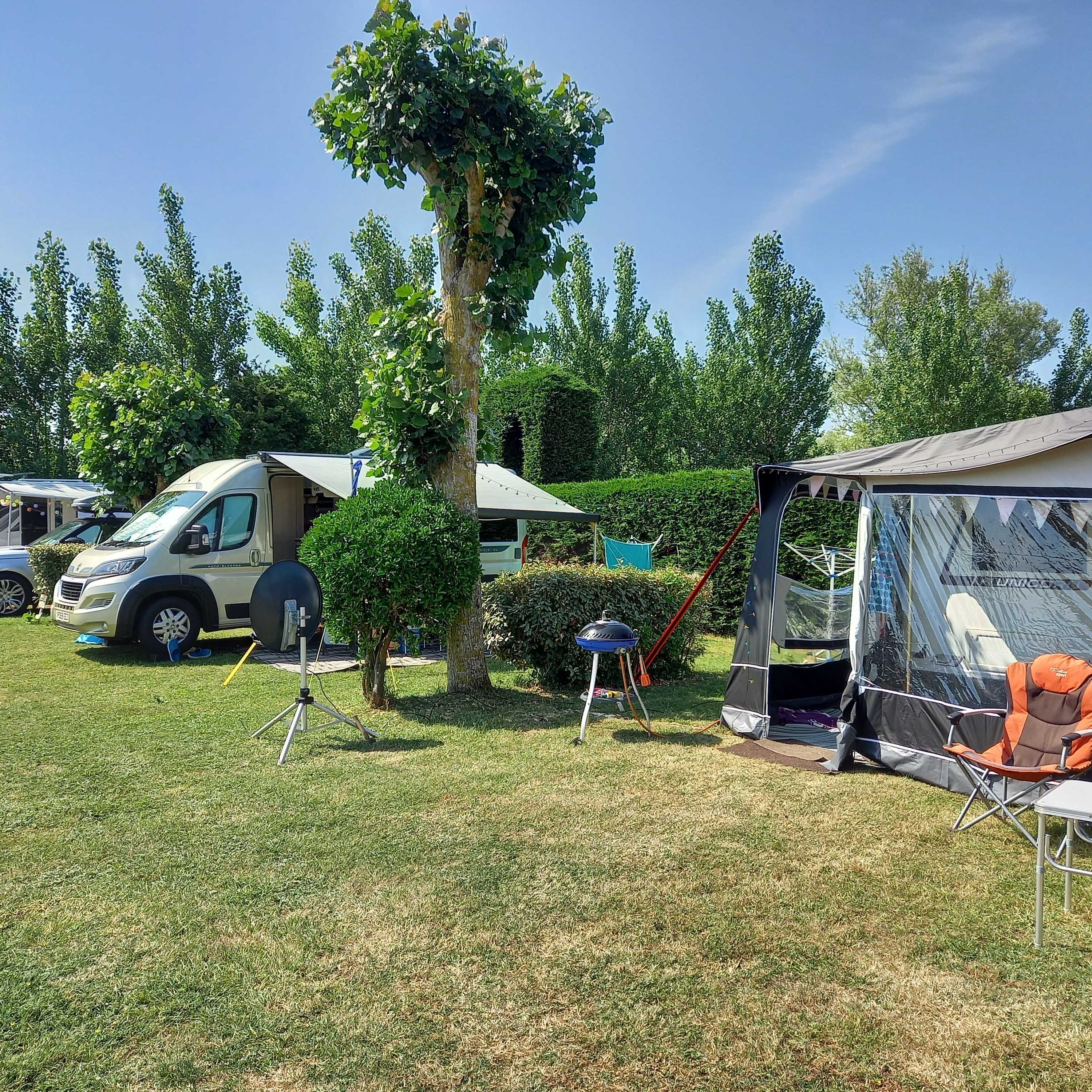 Emplacement caravane – de 7m50 (1 véhicule, eau, electricité, évacuation eaux usées) 1/2 Pers.