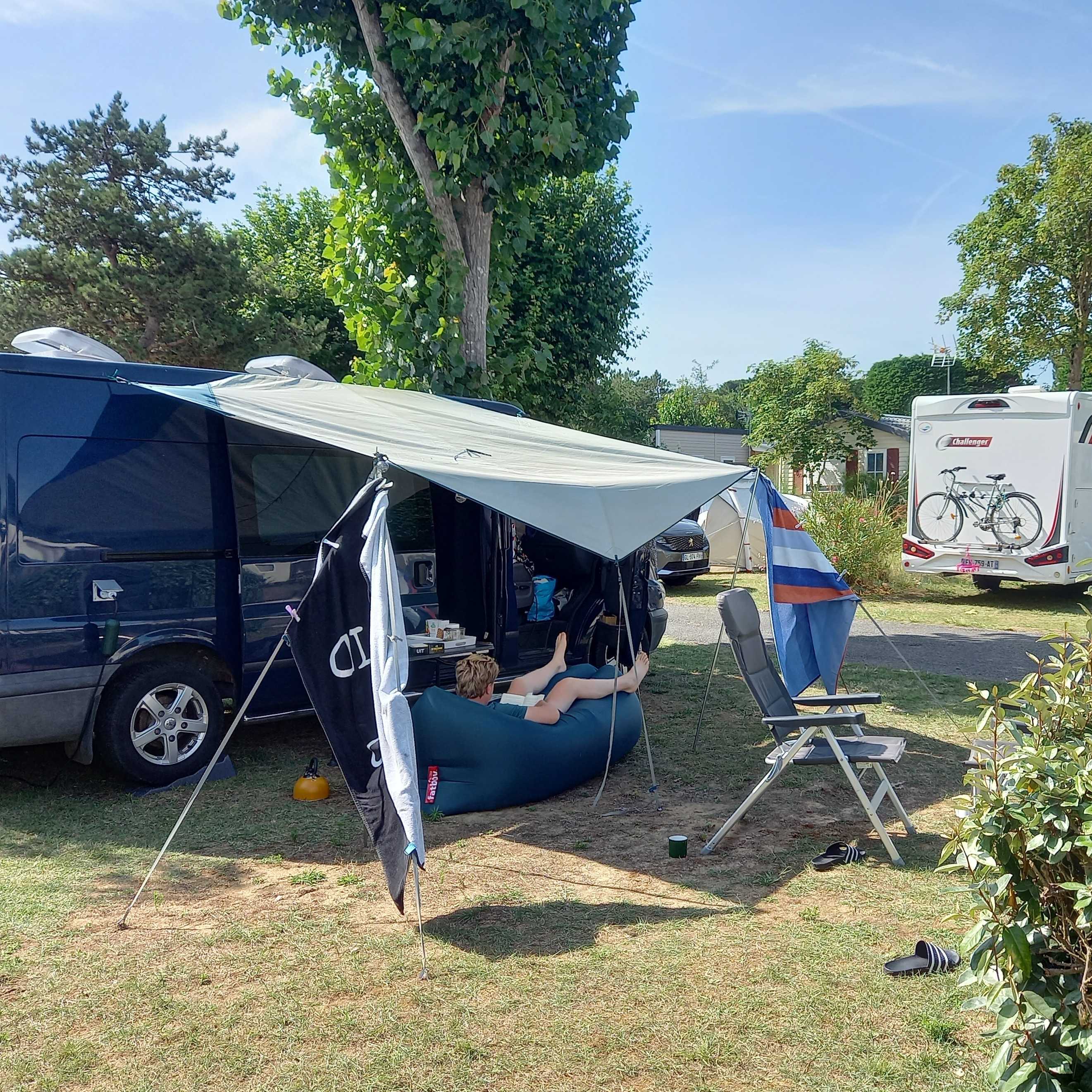 Emplacement tente ou caravane pliante + de 7m50 (eau, electricité, 1 véhicule ) 1/2 Pers.