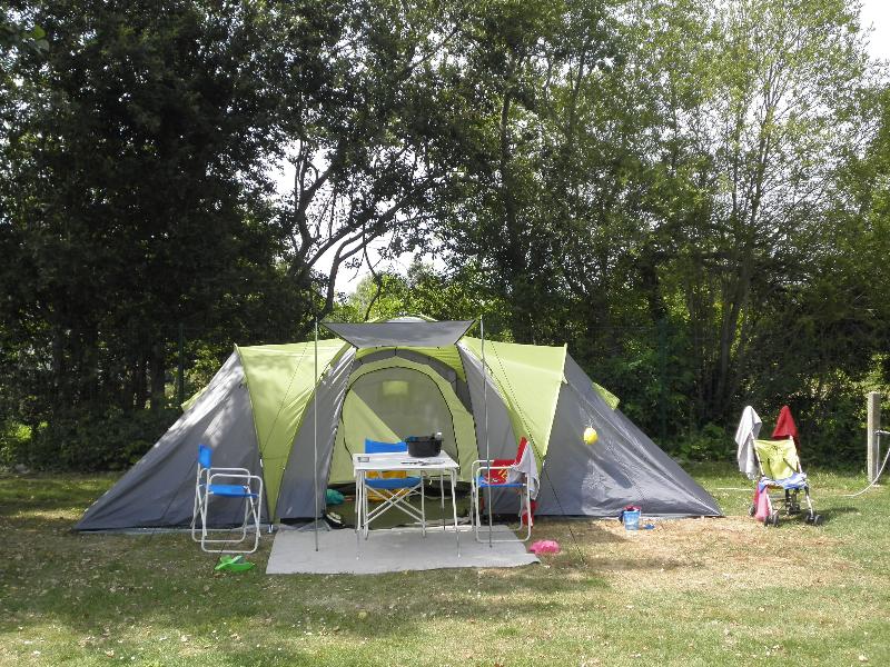 Stellplatz Zelt oder ZeltWagen – 7,50 m (Wasser, Strom und 1 Fahrzeug) 1/2 Pers.
