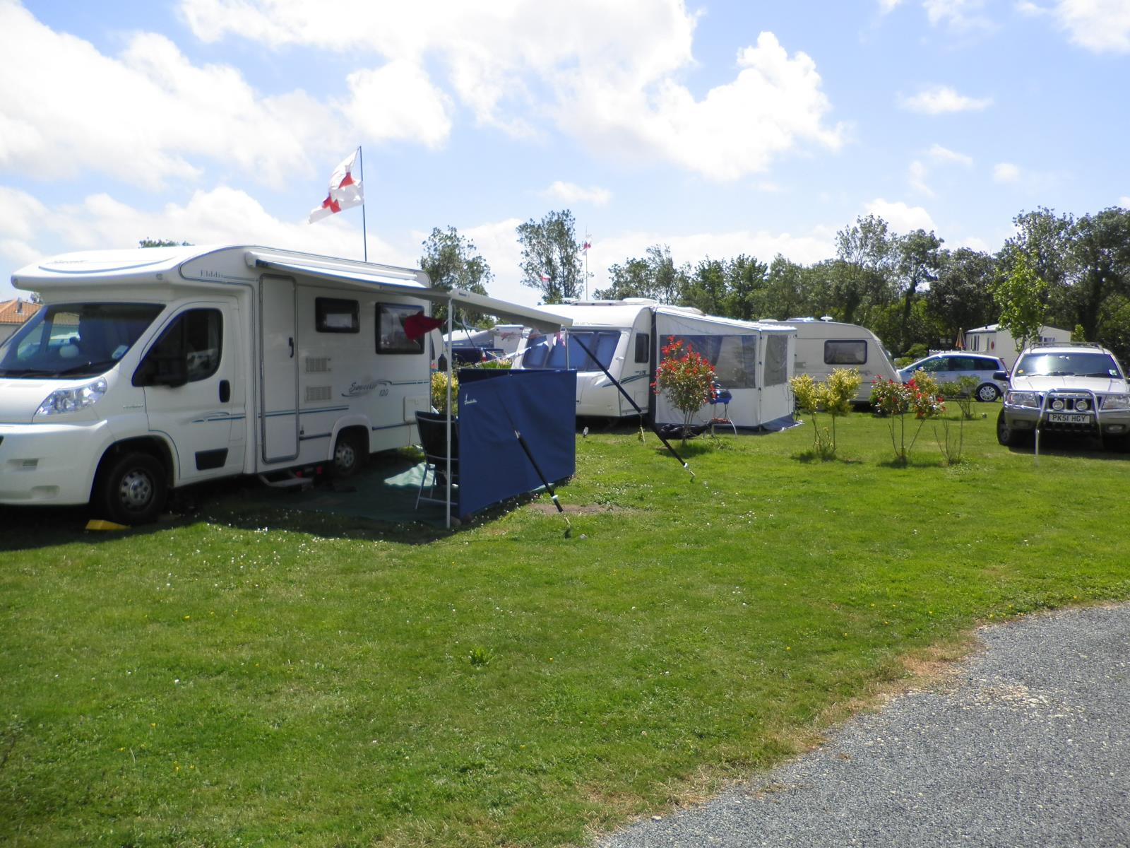 Stellplatz Wohnmobil – 7,50 m (Wasser, Strom, Abfluss, und 1 Fahrzeug) 1/2 Pers.