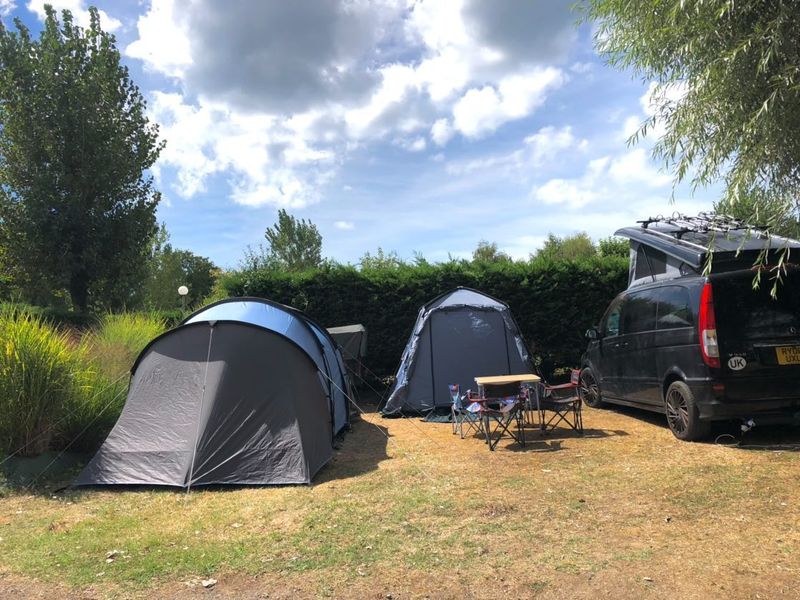 Stellplatz Zelt oder ZeltWagen – 7,50 m (Wasser, Strom und 1 Fahrzeug) 1/2 Pers.