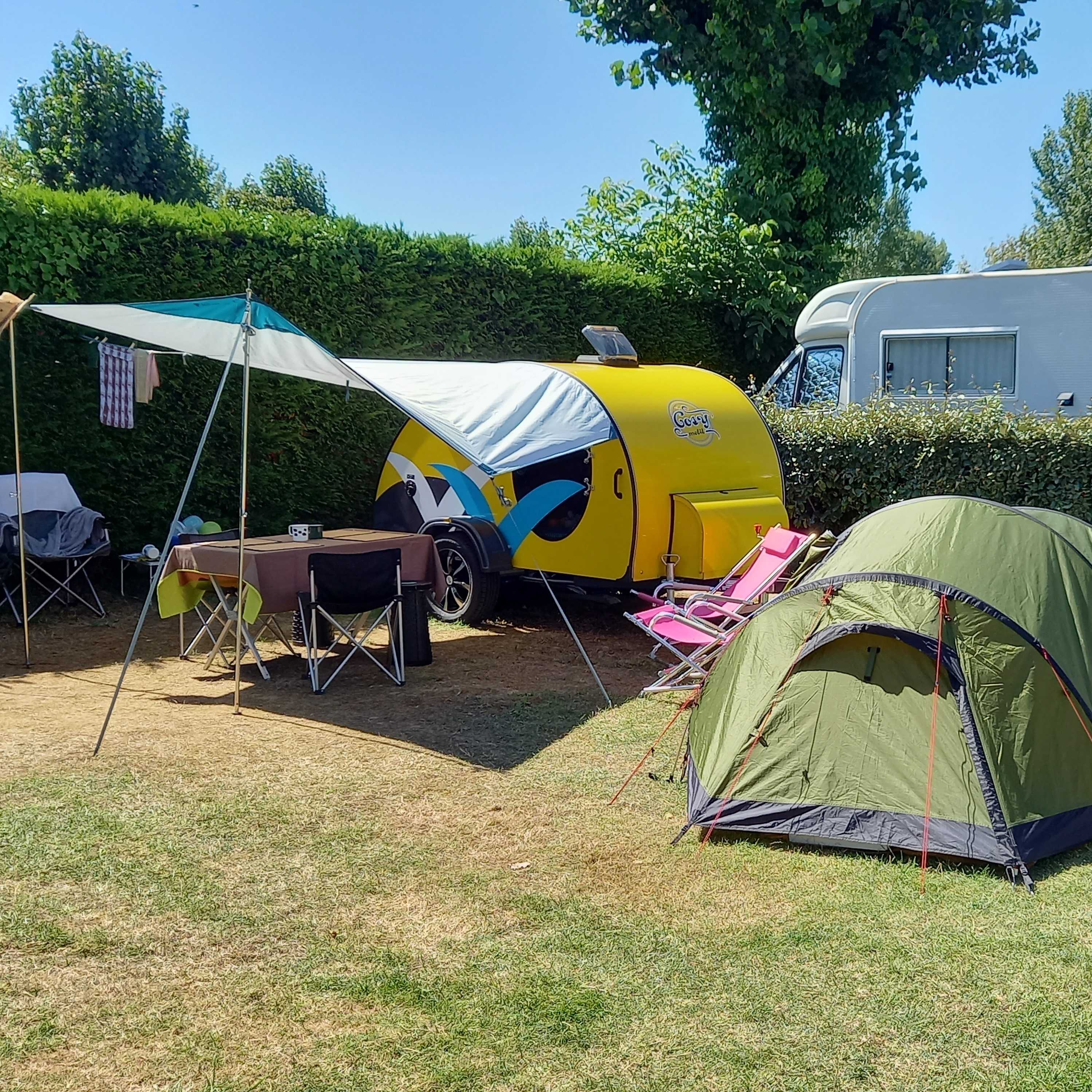Stellplatz Zelt oder Zeltanhänger + 7,50 m (Wasser, Strom und 1 Fahrzeug) 1/2 Pers.
