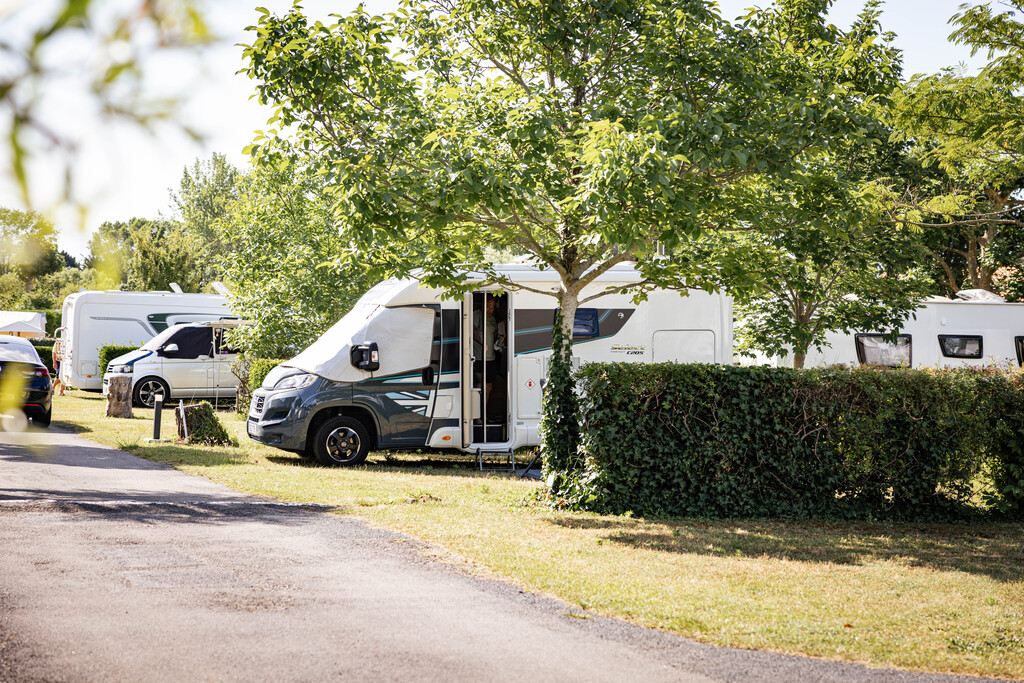 Stellplatz Wohnmobil + 7,50 m (Wasser, Strom, Abwasser und 1 Fahrzeug) 1/2 Pers.