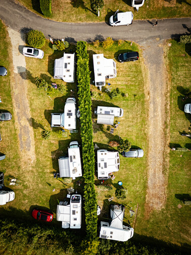 Pitch caravan + 7.50 m (water, electricity, drain, and 1 vehicle) 1/2 Ppl.