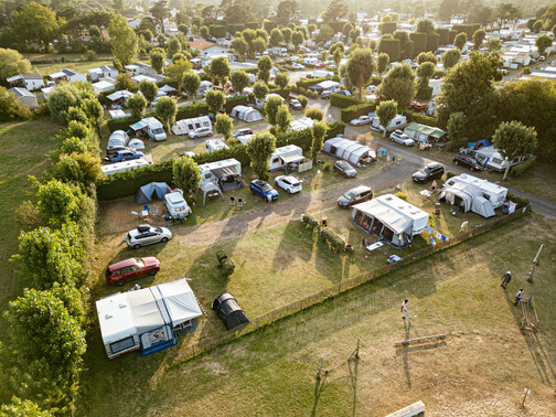 Stellplatz Zelt oder Zeltanhänger + 7,50 m (Wasser, Strom und 1 Fahrzeug) 1/2 Pers.