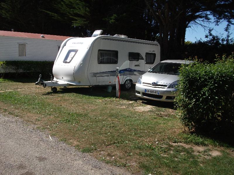 Emplacement + 1 voiture + tente, caravane ou camping-car + électricité + raccordement eau et évacuation des eaux usées 2/6 Pers.