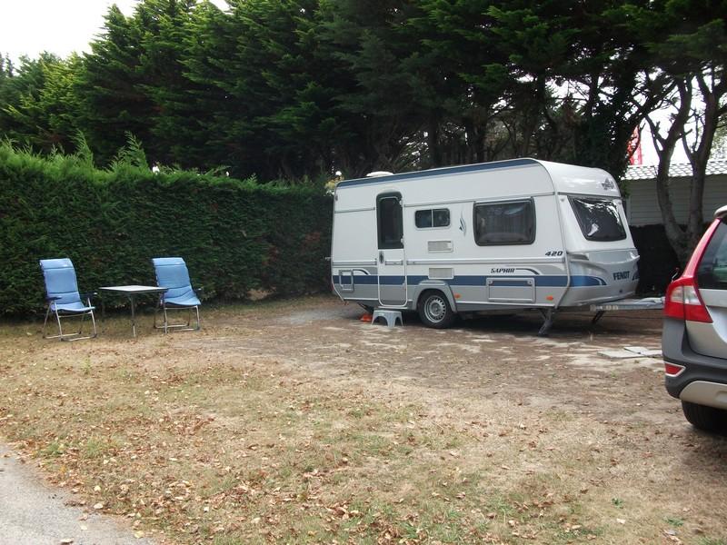 Emplacement + 1 voiture + tente, caravane ou camping-car + électricité + raccordement eau et évacuation des eaux usées 2/6 Pers.