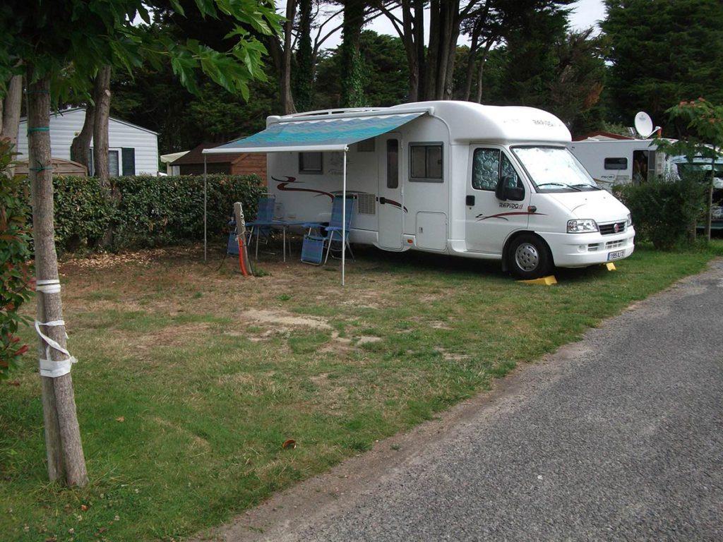 Emplacement + 1 voiture + tente, caravane ou camping-car + électricité + raccordement eau et évacuation des eaux usées 2/6 Pers.