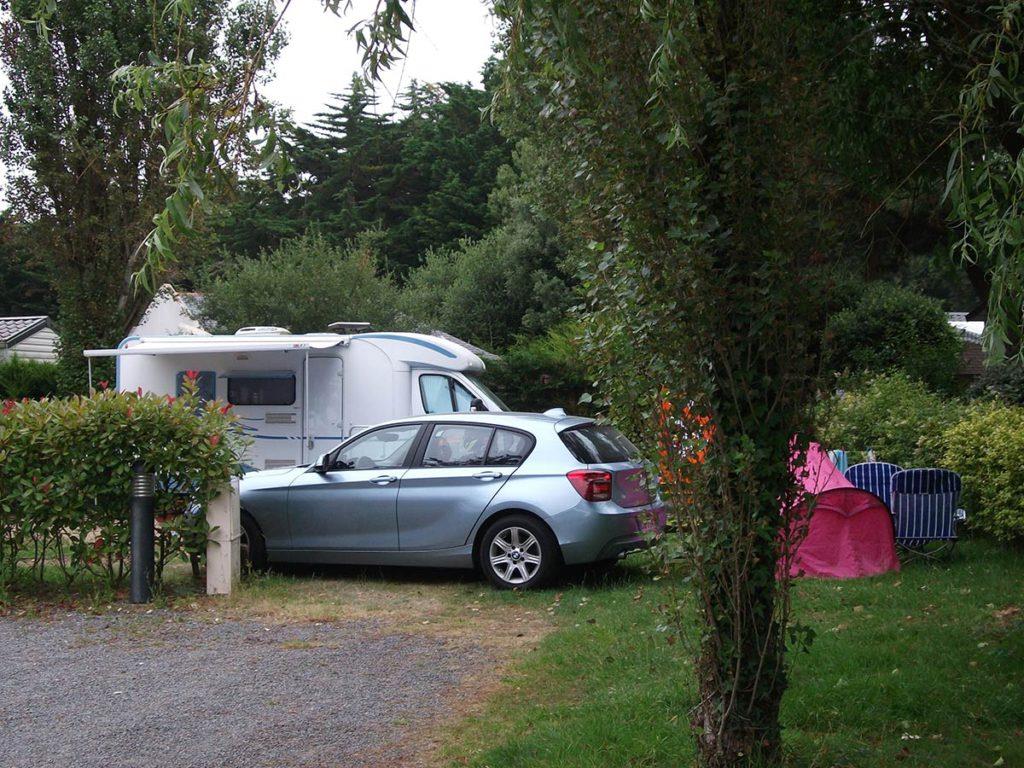 Emplacement + 1 voiture + tente, caravane ou camping-car + électricité + raccordement eau et évacuation des eaux usées 2/6 Pers.