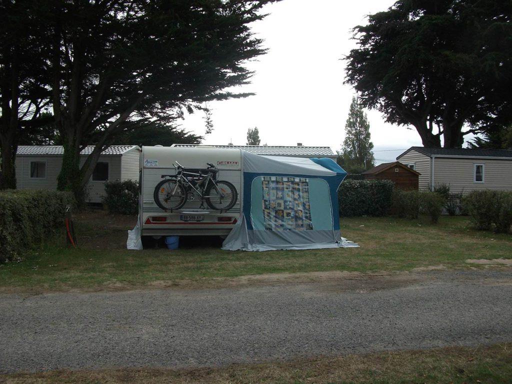 Emplacement + 1 voiture + tente, caravane ou camping-car + électricité + raccordement eau et évacuation des eaux usées 2/6 Pers.