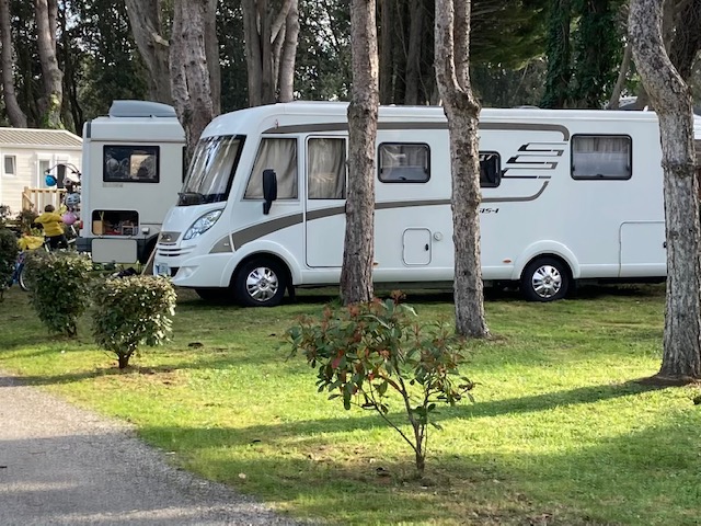 Emplacement + 1 voiture + tente, caravane ou camping-car + électricité + raccordement eau et évacuation des eaux usées 2/6 Pers.