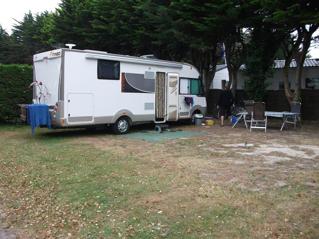 Emplacement + 1 voiture + tente, caravane ou camping-car + électricité + raccordement eau et évacuation des eaux usées 2/6 Pers.