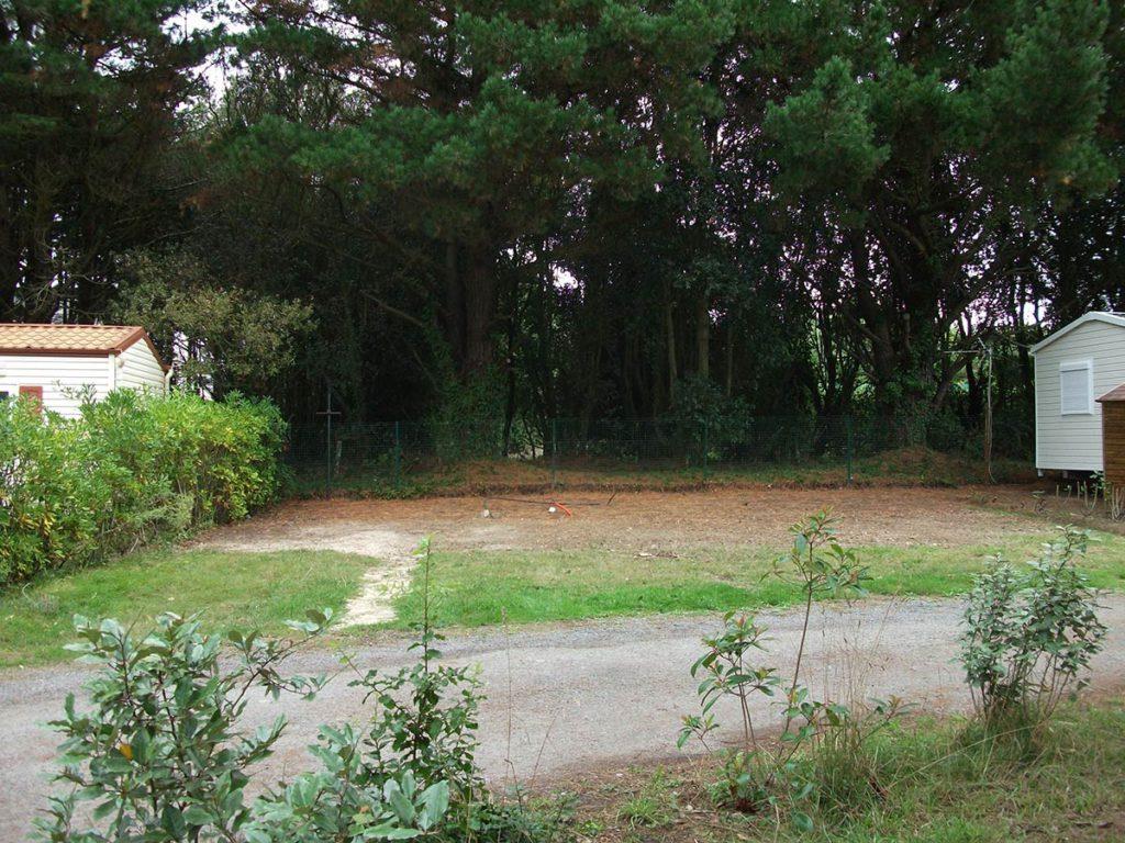 Emplacement + 1 voiture + tente, caravane ou camping-car + électricité + raccordement eau et évacuation des eaux usées 2/6 Pers.