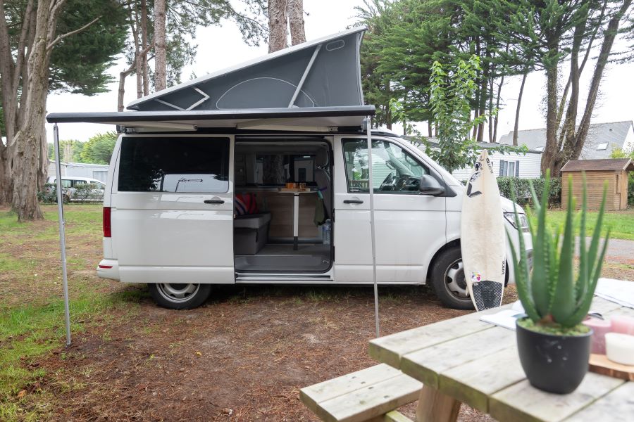 Emplacement + 1 voiture + tente, caravane ou camping-car + électricité 2/6 Pers.