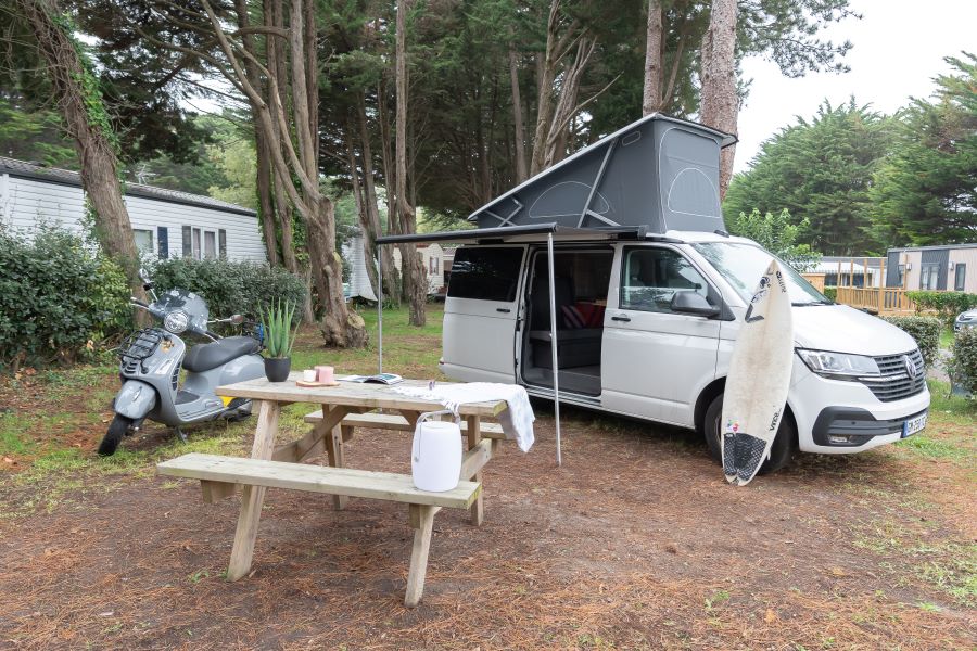 Emplacement + 1 voiture + tente, caravane ou camping-car + électricité 2/6 Pers.