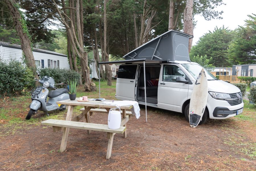 Pitch + 1 car + tent , caravan or camping-car + electricity 2/6 Ppl.