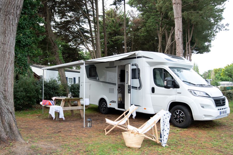 Pitch + 1 car + tent , caravan or camping-car + electricity 2/6 Ppl.